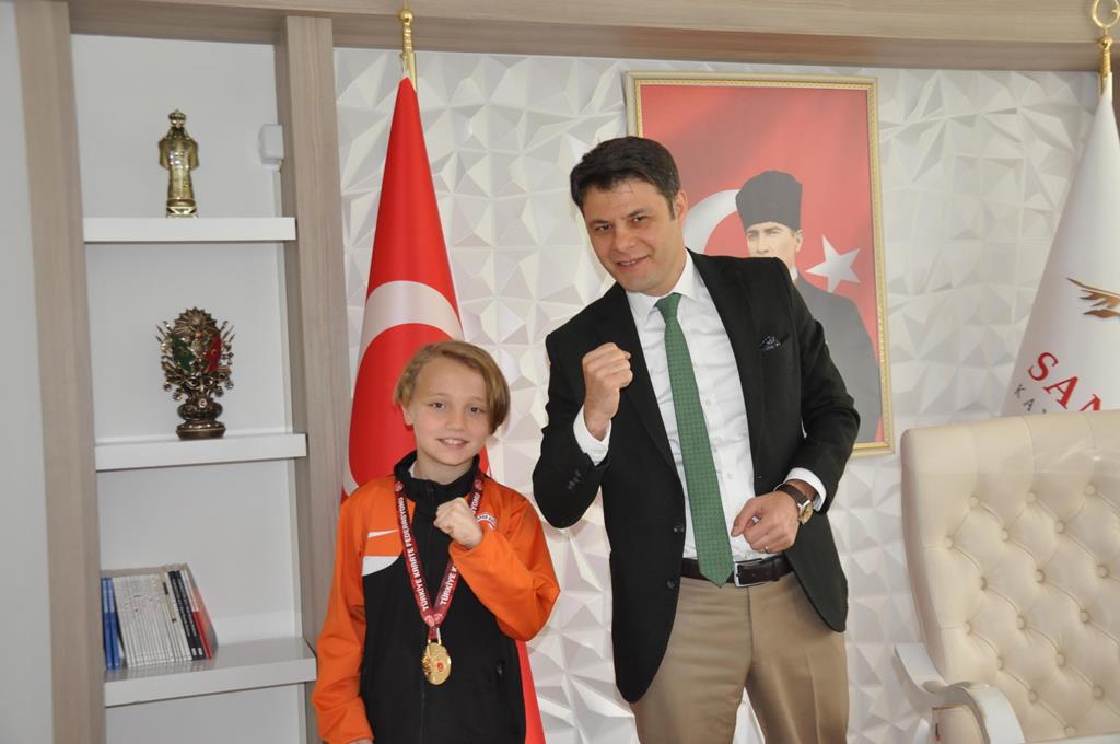 Türkiye Minikler Karate Şampiyonu Mustafa Eren Güder, Kaymakamımız Sayın Önder Çengel'i Makamında Ziyaret Etti.