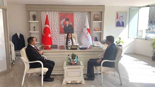 Kaymakamımız Önder Çengel, 23 Nisan Ulusal Egemenlik ve Çocuk Bayramı Münasebetiyle Makam Koltuğunu Ayşe Süeda Başpınar’a Temsilen Devretti.